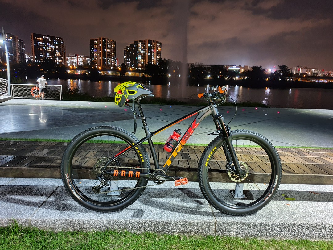 Trek roscoe 8 best sale 2020 mountain bike