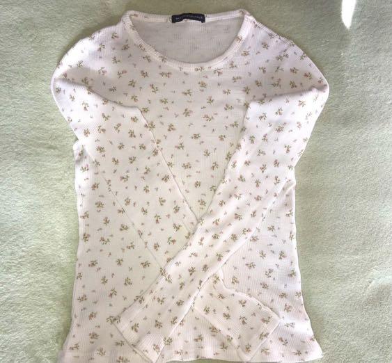 brandy melville leah floral top, Women's Fashion, Tops, Blouses on Carousell