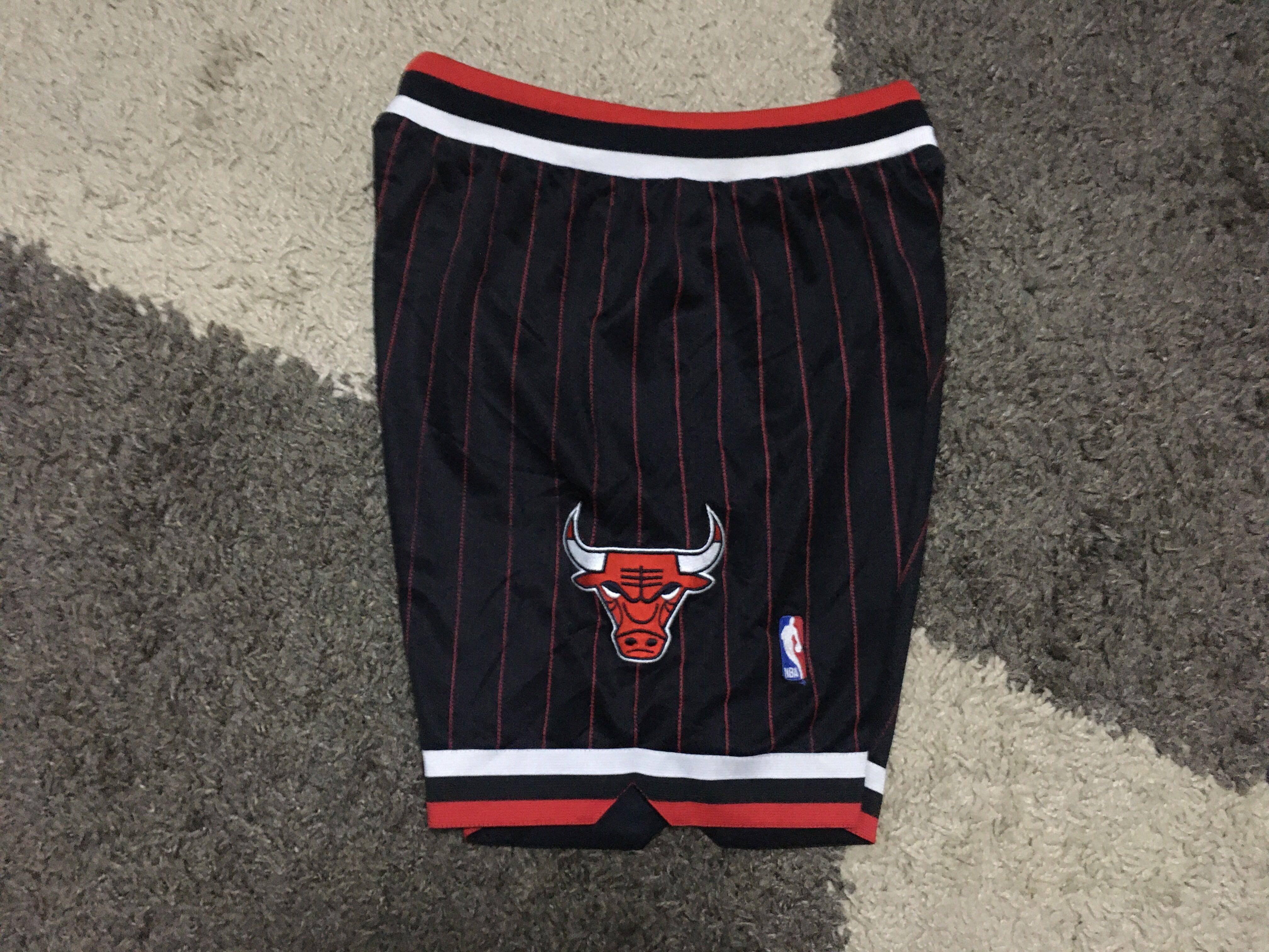 Vintage Champion Chicago Bulls Shorts, Men's Fashion, Bottoms, Shorts on  Carousell