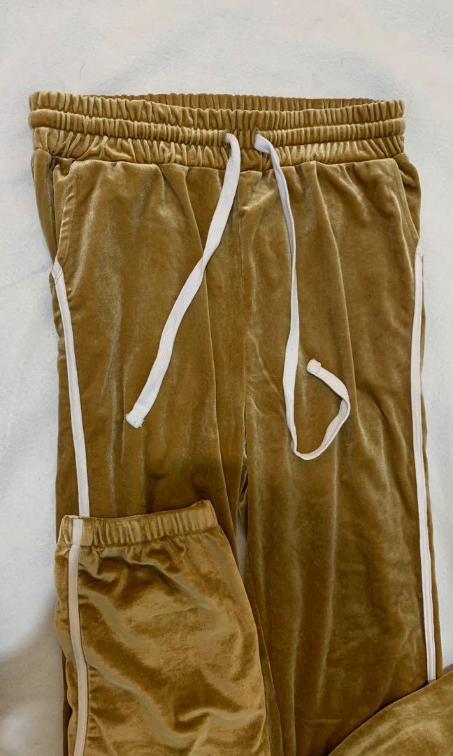 Forever 21 Velvet yellow gold pants (Category: Other Bottoms) located in Imus. Submitted by jesshai (Listing ID 1067860621, Image 2). Description: Used Once Fits S-M Condition 9/10 RFS: Too long for me 😩.