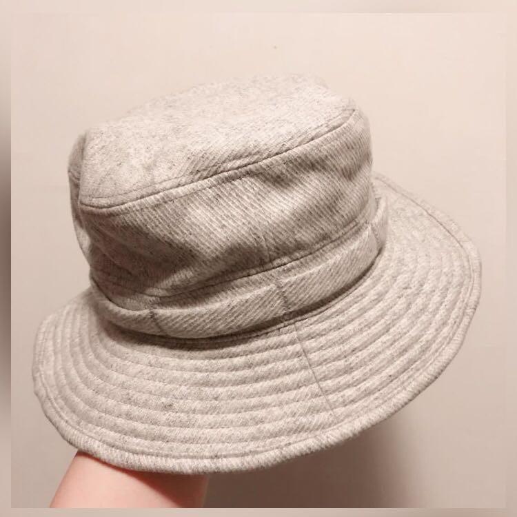 Initial hat （分類：帽）位於 Hong Kong。 由 secondparking 提交（商品編號 1067949734，圖片 4）。簡介： initial hat Color grey Size 2 : 58cm。