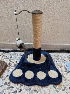 Scratch pole (not new but not used)