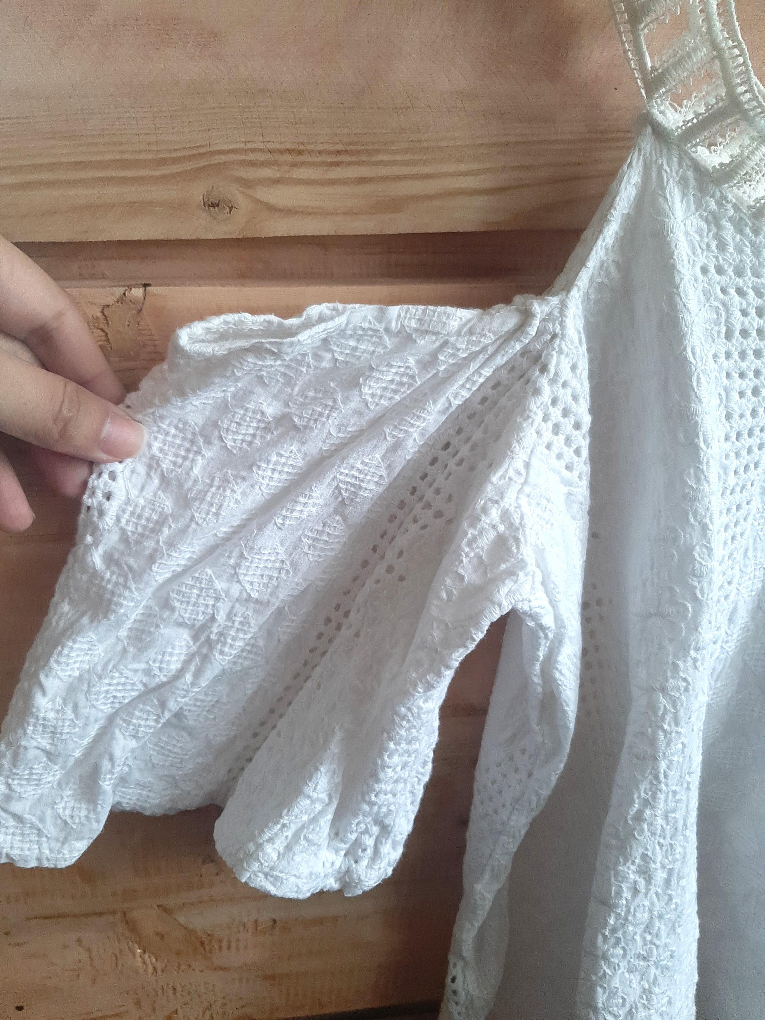 White Lace Off Shoulder Top (Category: Sleeveless) located in Manila. Submitted by bkcee (Listing ID 1067770511, Image 3). Description: - Preloved - Lace off shoulder top with details.