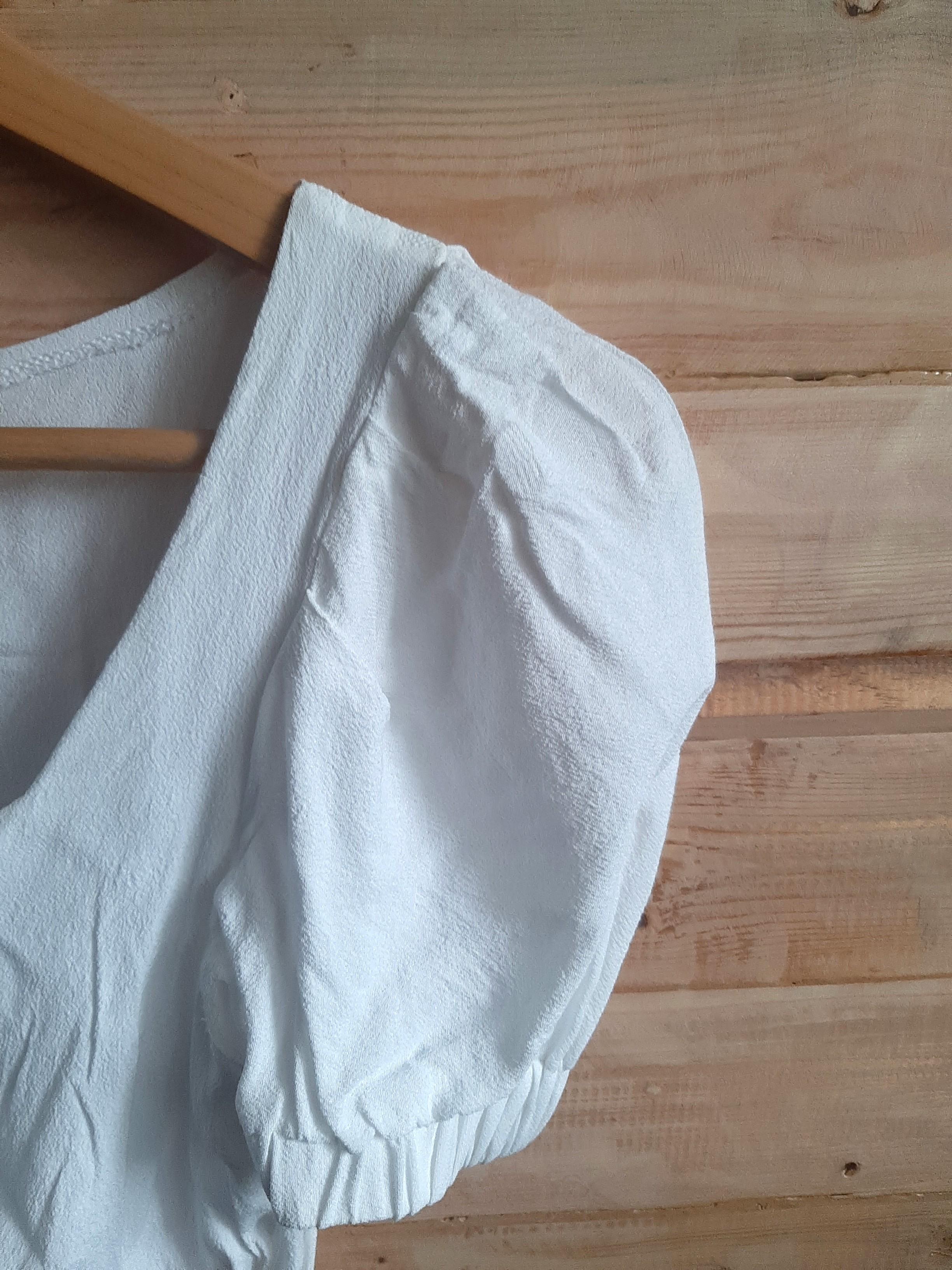 White Puffed Sleeve Top (Category: Longsleeves) located in Manila. Submitted by bkcee (Listing ID 1067771957, Image 3). Description: - Preloved - Can be worn as off shoulder top as seen on when worn - small but fits to medium - garterized bottom part of the top.
