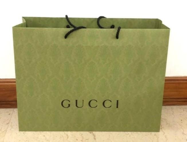 gucci paper shopping bag green *handle slighlty snagged* (b22*)