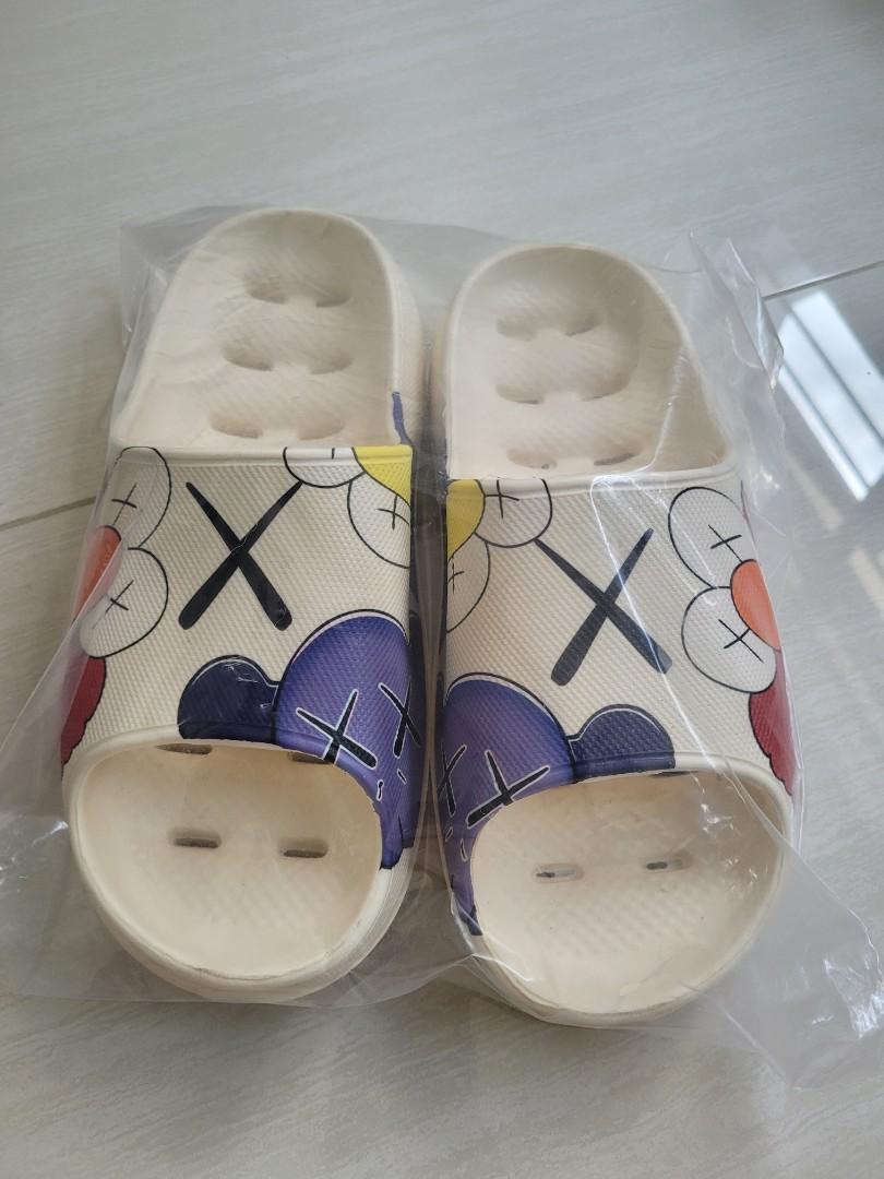 Kaws uniqlo slippers cheap