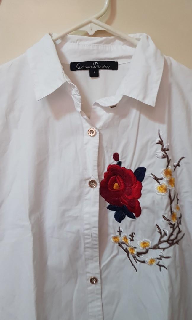 Kamiseta white polo (Category: Others Tops) located in Quezon City. Submitted by bons83 (Listing ID 1068021680, Image 3). Description: in excellent condition rarely used small on tag but boxy type, best fits medium.