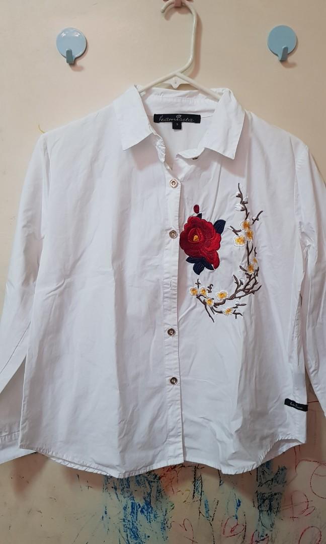 Kamiseta white polo (Category: Others Tops) located in Quezon City. Submitted by bons83 (Listing ID 1068021680, Image 1). Description: in excellent condition rarely used small on tag but boxy type, best fits medium.