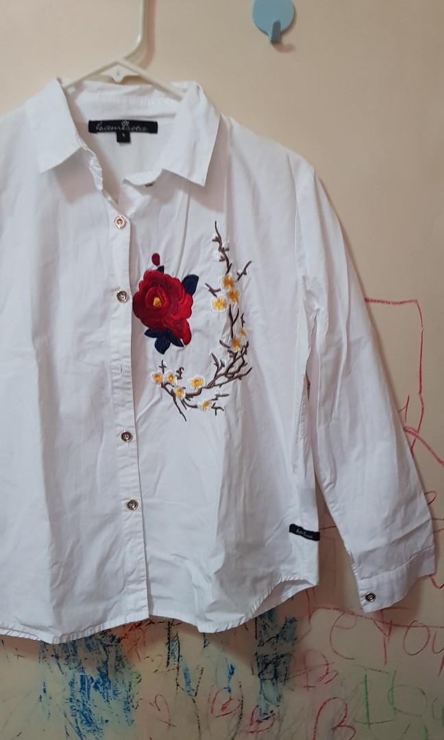 Kamiseta white polo (Category: Others Tops) located in Quezon City. Submitted by bons83 (Listing ID 1068021680, Image 2). Description: in excellent condition rarely used small on tag but boxy type, best fits medium.
