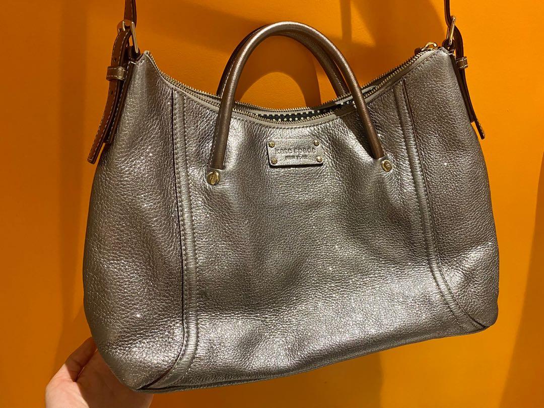 Kate Spade Metallic Silver bag (Category: Cross-body Bags) located in Paranaque City. Submitted by docyp (Listing ID 1068152099, Image 3). Description: ✨Pre-loved✨ Kate Spade Metallic Silver bag 100% Authentic Gently used - like new! ✨ Condition: 9.5/10 - Excellent condition! 👜 No peels, no scratches, no stains! The bag is in excellent condition. The strap is in excellent condition. 👜 Comes with the original dust bag Please do check my other li