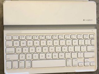 Logitech iPad keyboard - 95% new!64221141646722110