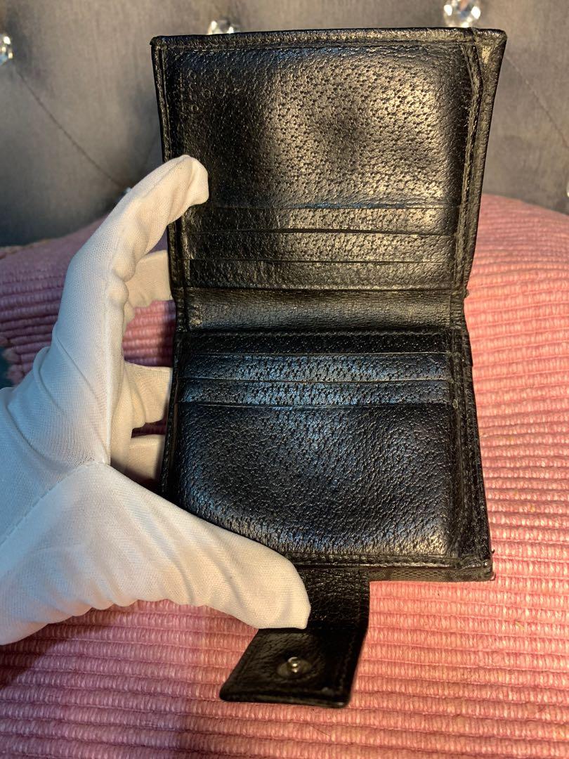 ORIGINAL GUCCI SMALL WALLET (Category: Luxury Bags & Wallets) located in Manila. Submitted by raila.bags (Listing ID 1068149612, Image 2). Description: original small wallet no rubs sa canvass good condition.