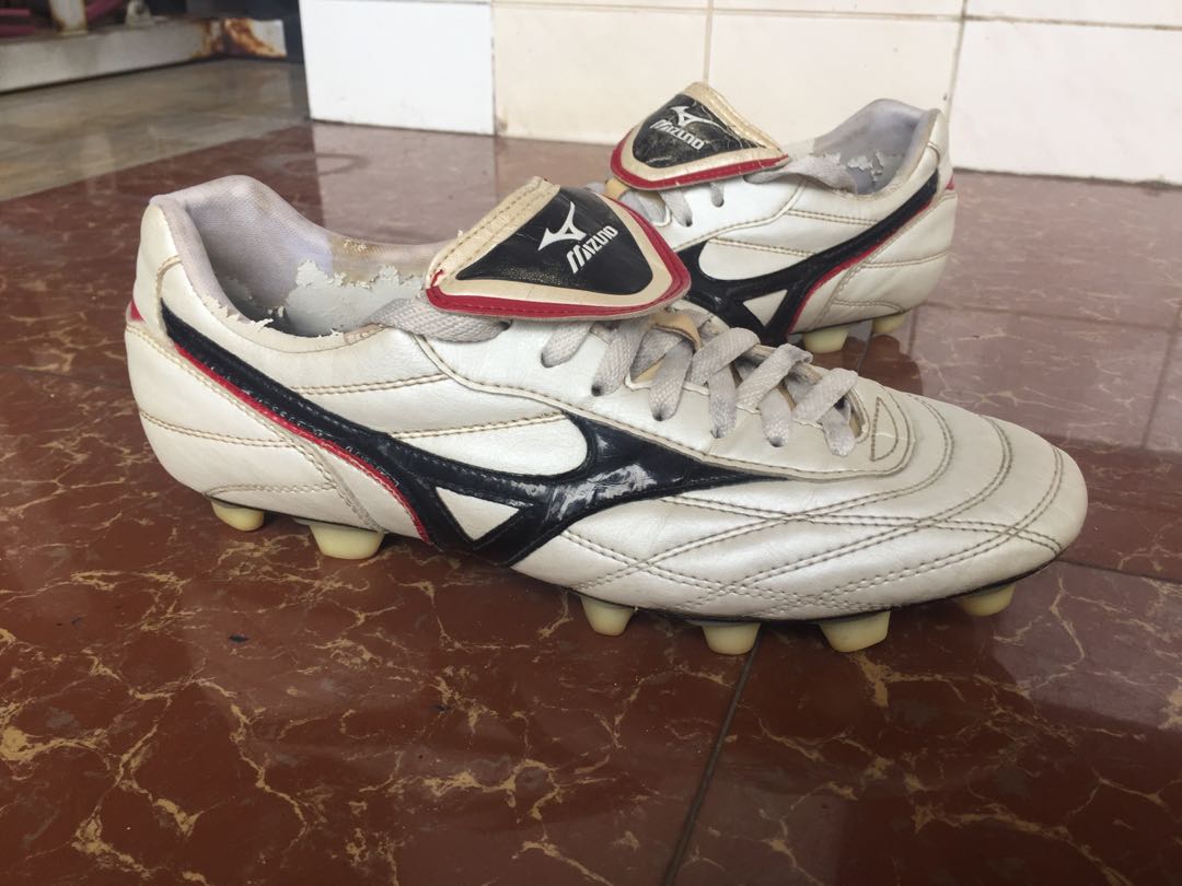 sepatu bola Mizuno Quasar