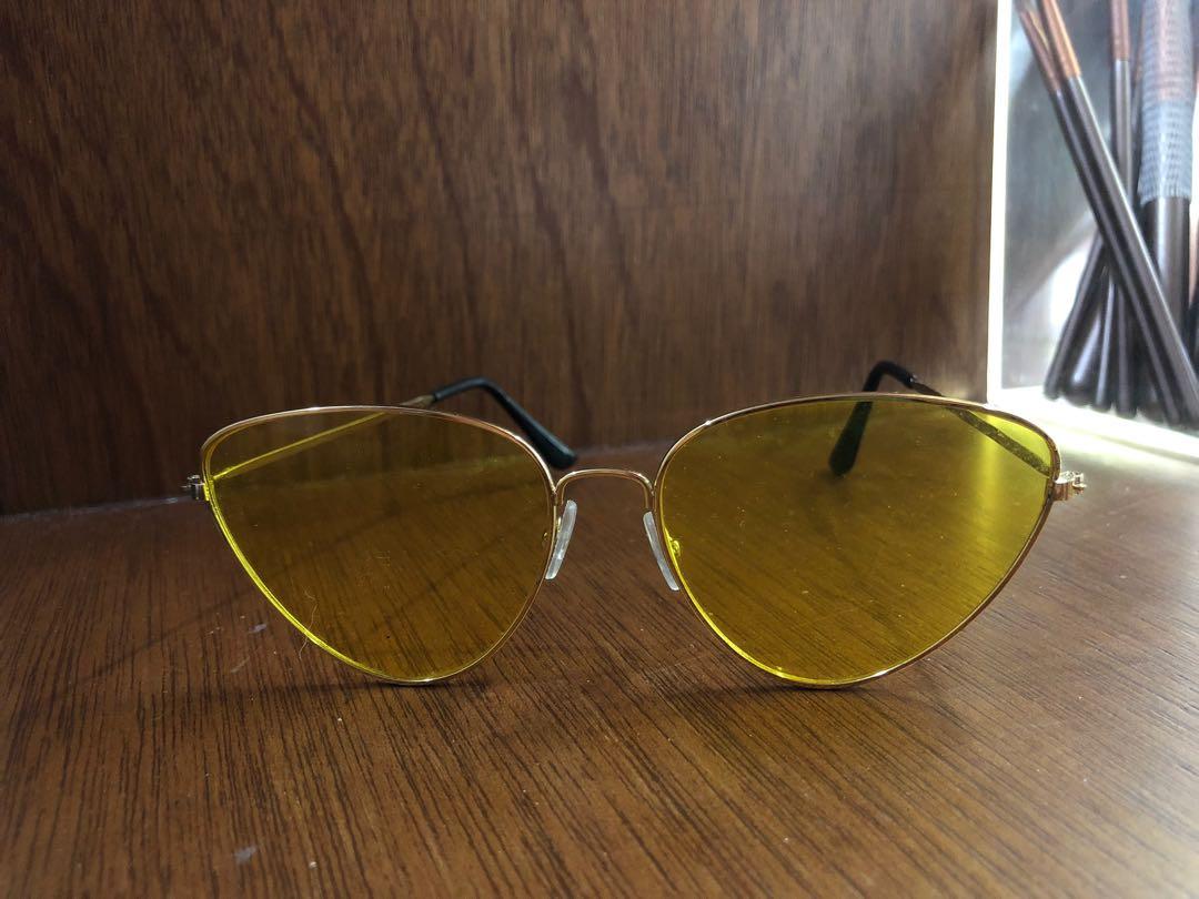 Vintage Retro Glasses (Category: Sunglasses & Eyewear) located in Quezon City. Submitted by nilouma.mnl (Listing ID 1068204064, Image 3). Description: 1. White - Php 249 2. Yellow - Php 199 3. Pink - Php 399 Fixed price! No haggling..