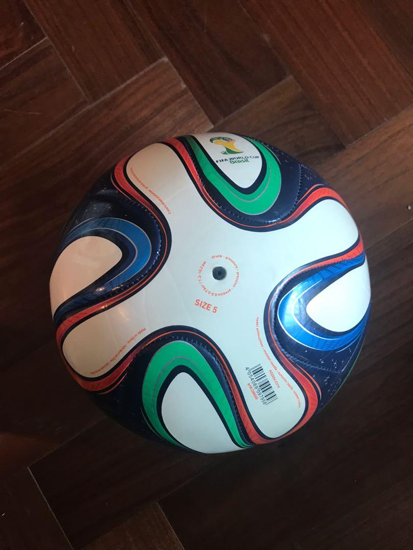 Egen Henfald i går World Cup Brazuca match ball replica, 運動產品, 運動與健身, 運動與健身- 有氧健身器材- Carousell