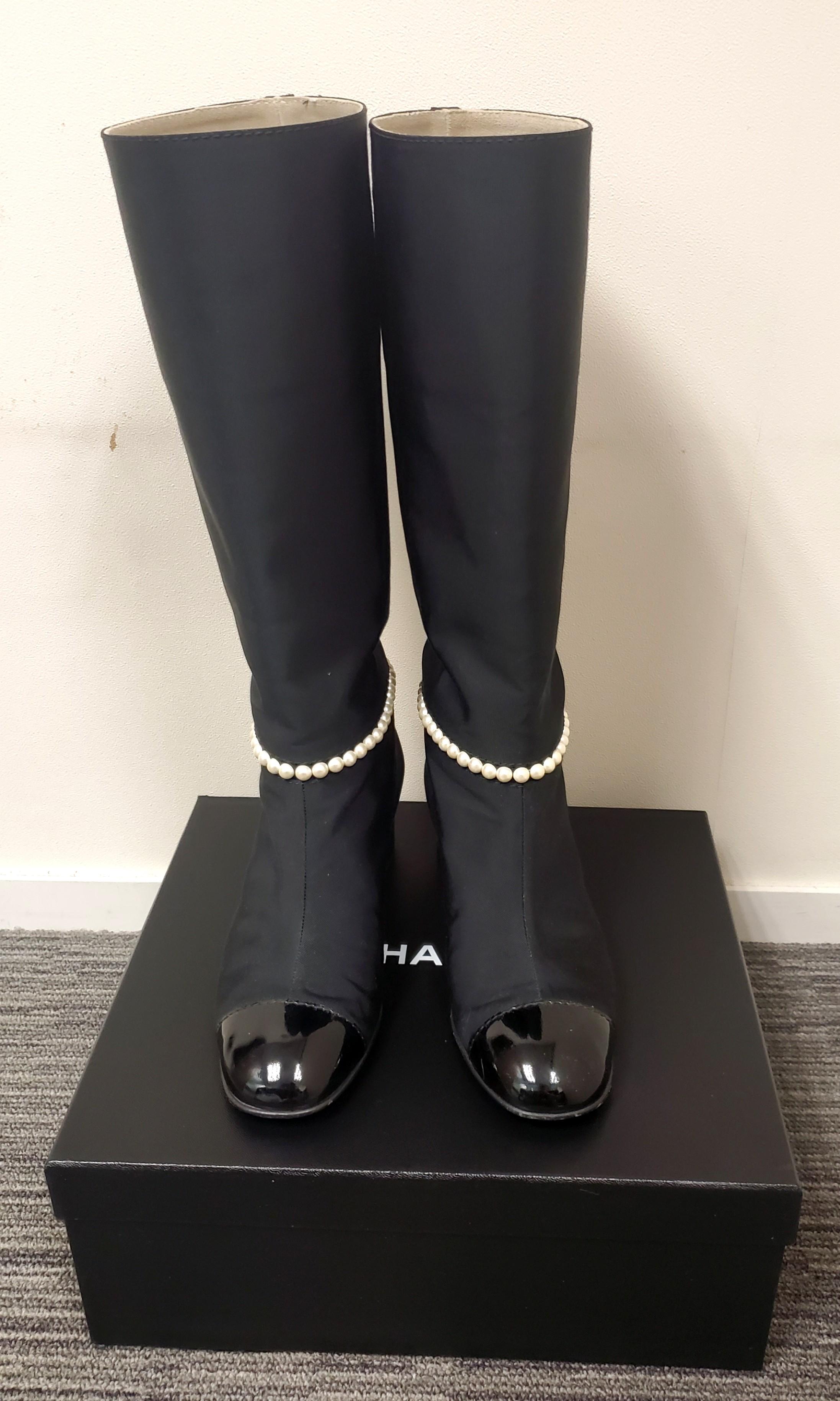 Chanel pearl boots size 37.5, 女裝, 鞋, 平底鞋 Carousell