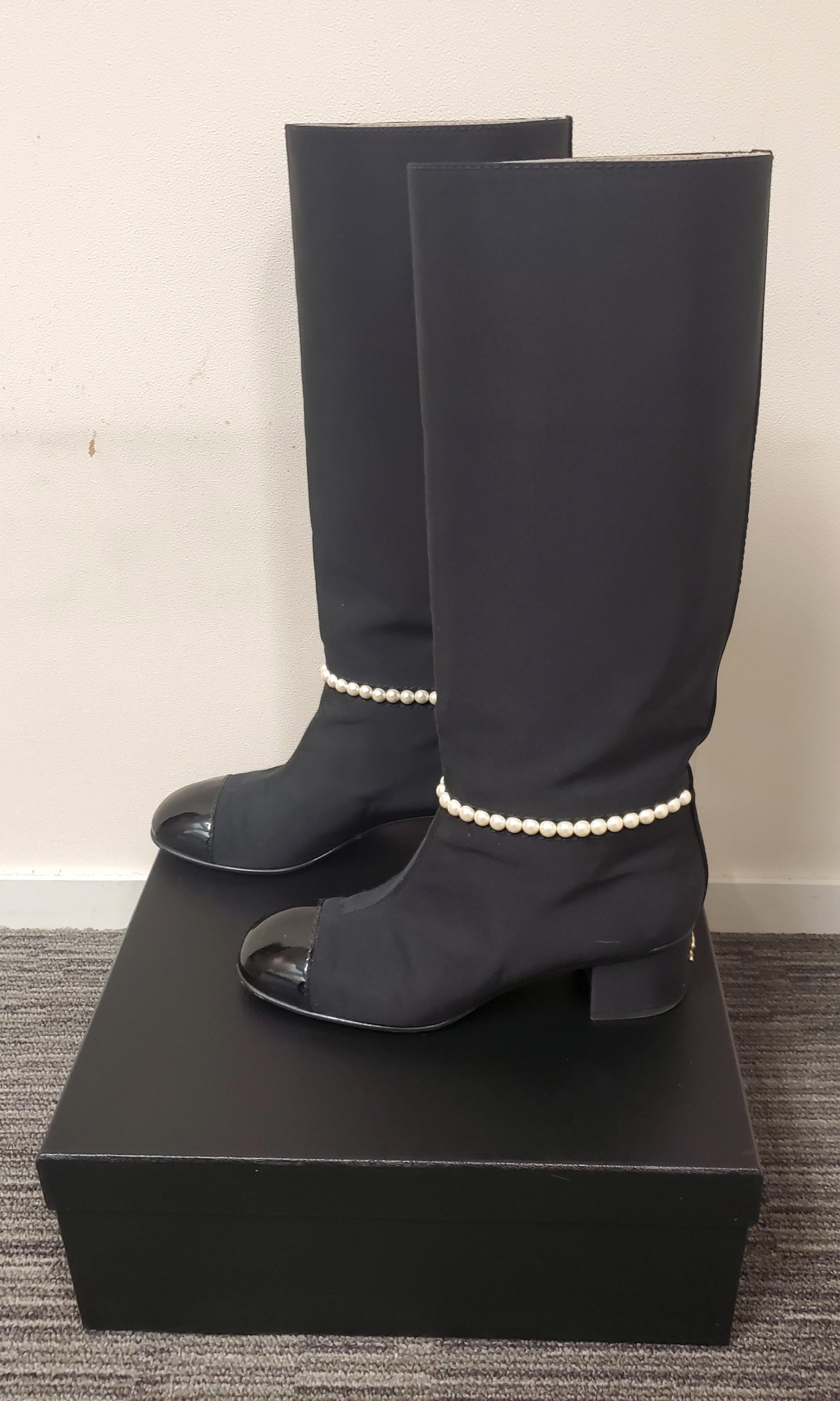 Chanel pearl boots size 37.5, 女裝, 鞋, 平底鞋 Carousell