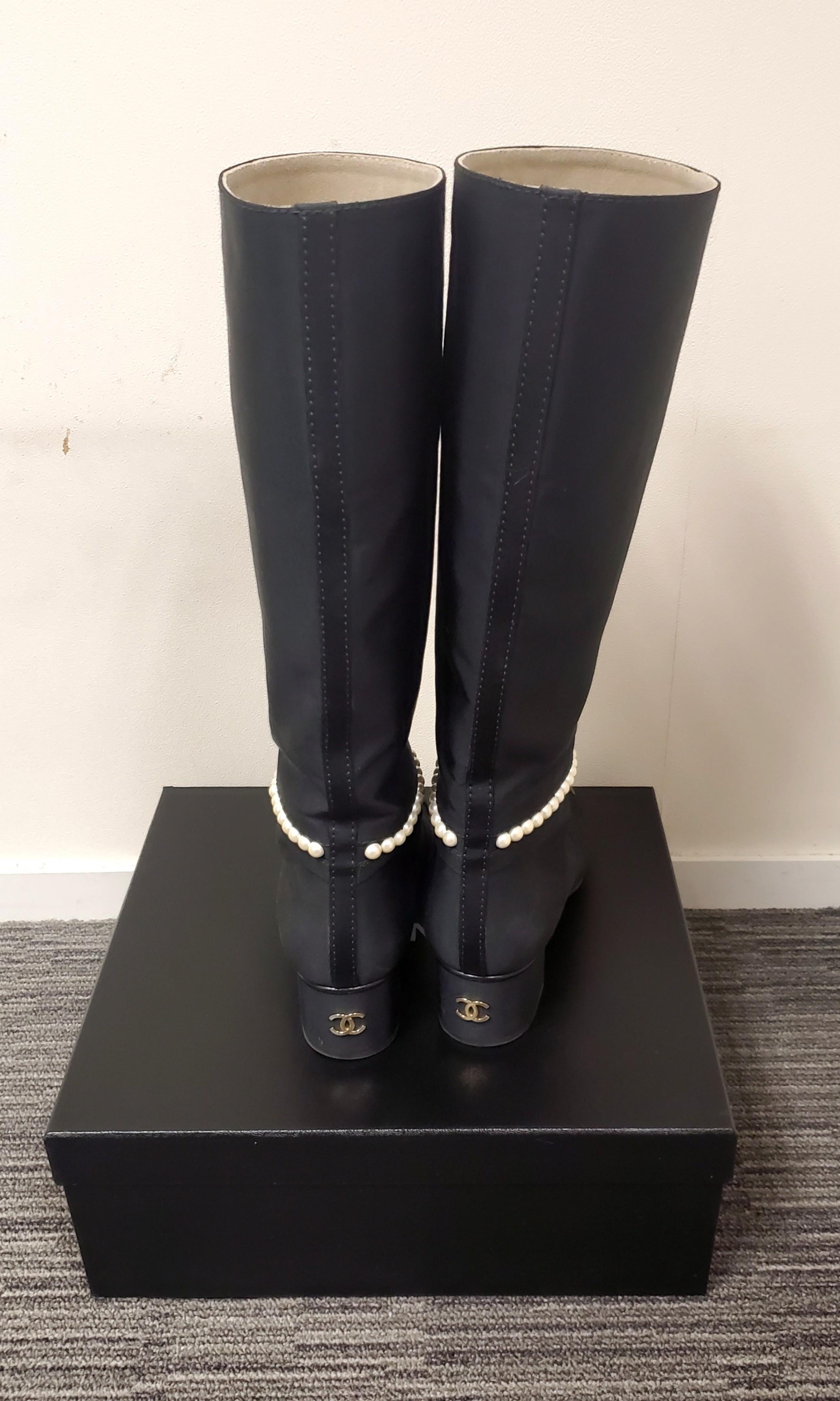 Chanel pearl boots size 37.5, 女裝, 鞋, 平底鞋 Carousell