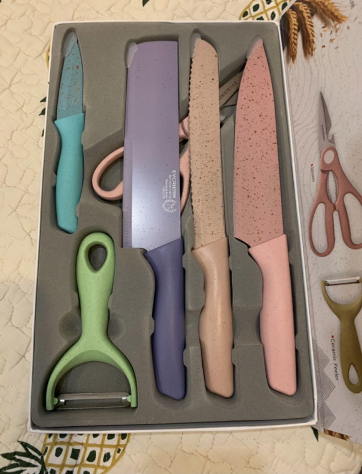 Kitchen knife (Category: Knives & Chopping Boards) located in Singapore. Submitted by timenbeyond (Listing ID 1068409321, Image 2). Description: Very sharp and lightweight kitchen knife set. Full set with peeler, scissors and 4 knifes beautiful design can be given as a gift. .