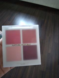 LIPSTICK + EYESHADOW + BLUSH ON