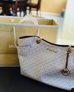 (Category: ) located in . Submitted by shopthingsss (Listing ID 1068241586, Image 1). Description: .