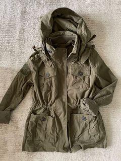 軍裝薄風衣、窄版、尺碼較小適合少女