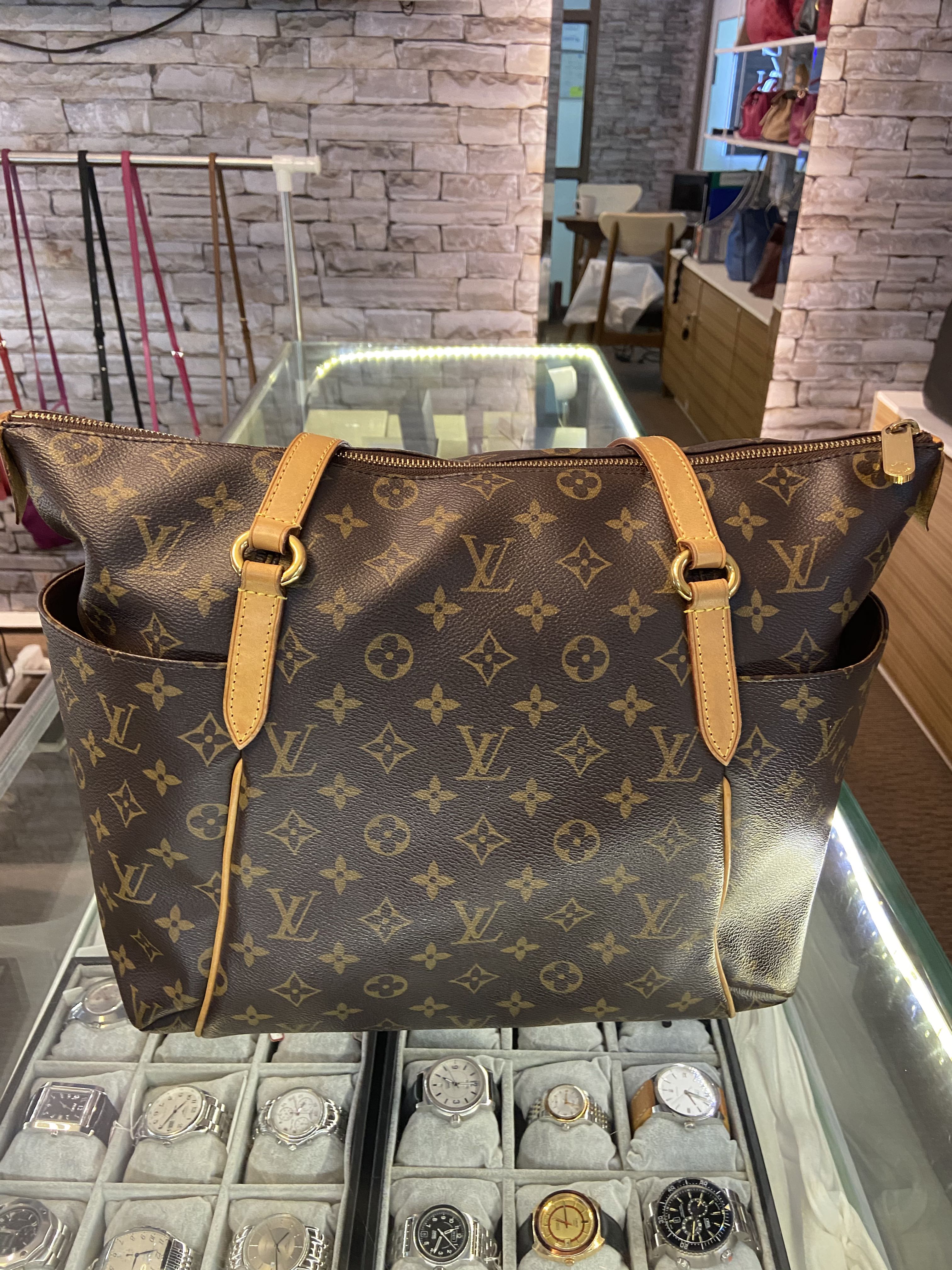 Louis Vuitton Totally PM Monogram Coated Canvas Zip Tote Bag, Luxury, Bags  & Wallets on Carousell