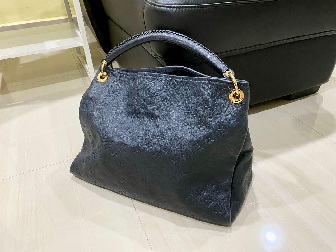 Lot - A Louis Vuitton Empreinte Artsy MM hobo bag