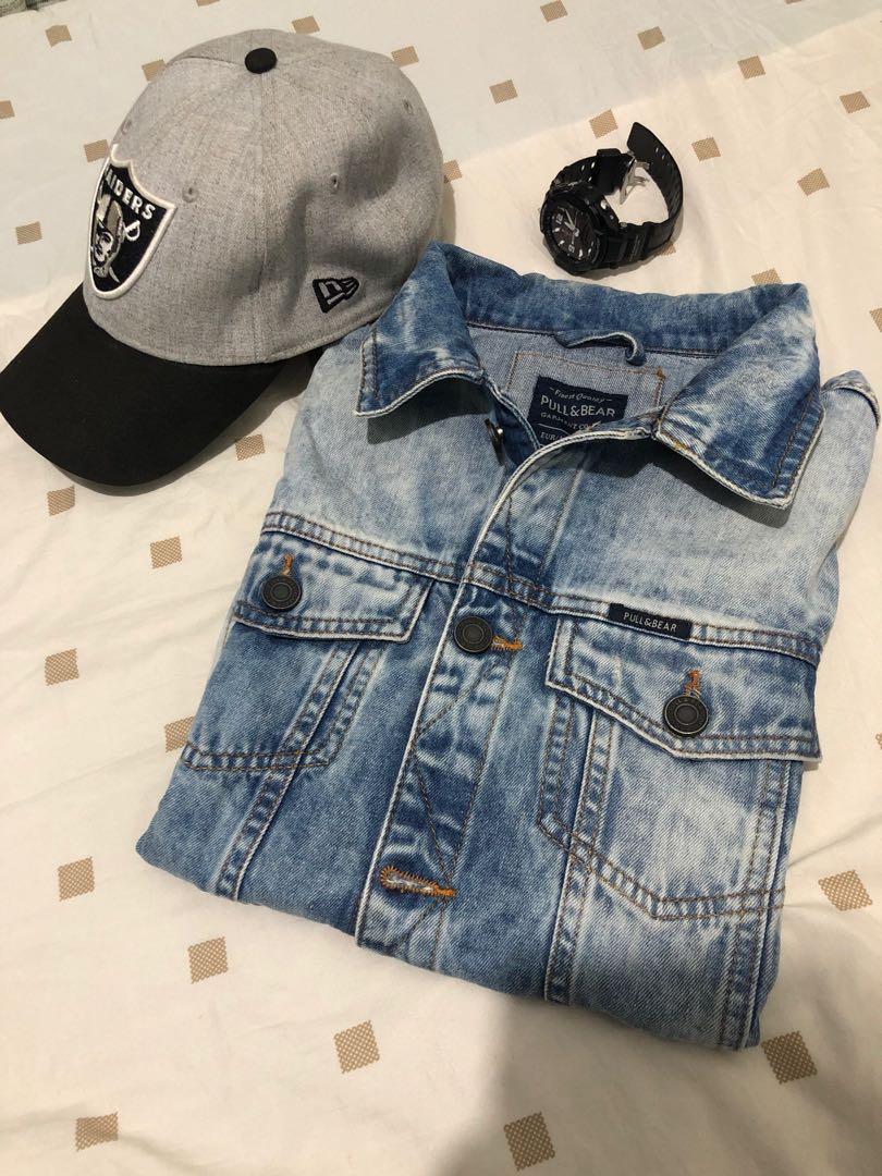 Pull&Bear Trucker Acid Washed Men’s Jacket(M) (Category: Hoodies) located in Baguio. Submitted by master_of_brands (Listing ID 1068469685, Image 1). Description: Original Pull and Bear Denim Jacket Men’s (M) armpit-A 19/Length 25/S 17” *can fits to size Small-Medium Slightly used Minor issue: 1 missing button(wrist part) Rfs: decluttering In very good condition .