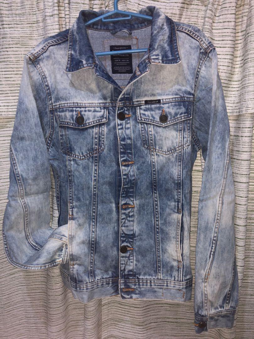 Pull&Bear Trucker Acid Washed Men’s Jacket(M) (Category: Hoodies) located in Baguio. Submitted by master_of_brands (Listing ID 1068469685, Image 2). Description: Original Pull and Bear Denim Jacket Men’s (M) armpit-A 19/Length 25/S 17” *can fits to size Small-Medium Slightly used Minor issue: 1 missing button(wrist part) Rfs: decluttering In very good condition .
