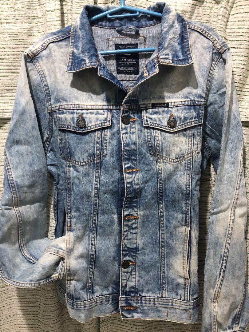 Pull&Bear Trucker Acid Washed Men’s Jacket(M) (Category: Hoodies) located in Baguio. Submitted by master_of_brands (Listing ID 1068469685, Image 3). Description: Original Pull and Bear Denim Jacket Men’s (M) armpit-A 19/Length 25/S 17” *can fits to size Small-Medium Slightly used Minor issue: 1 missing button(wrist part) Rfs: decluttering In very good condition .