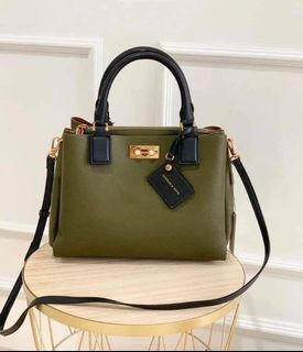 (Category: ) located in . Submitted by evrydy.apparel (Listing ID 1068427244, Image 1). Description: .