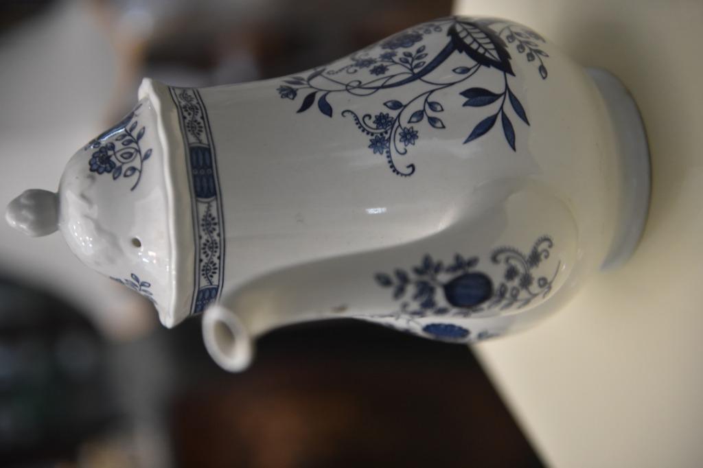 Vintage Teapot (Category: Coffee & Tea Tableware) located in Mandaluyong City. Submitted by cherishla (Listing ID 1068464335, Image 3). Description: A vintage tea /coffee pot. Measure 8 inches. .