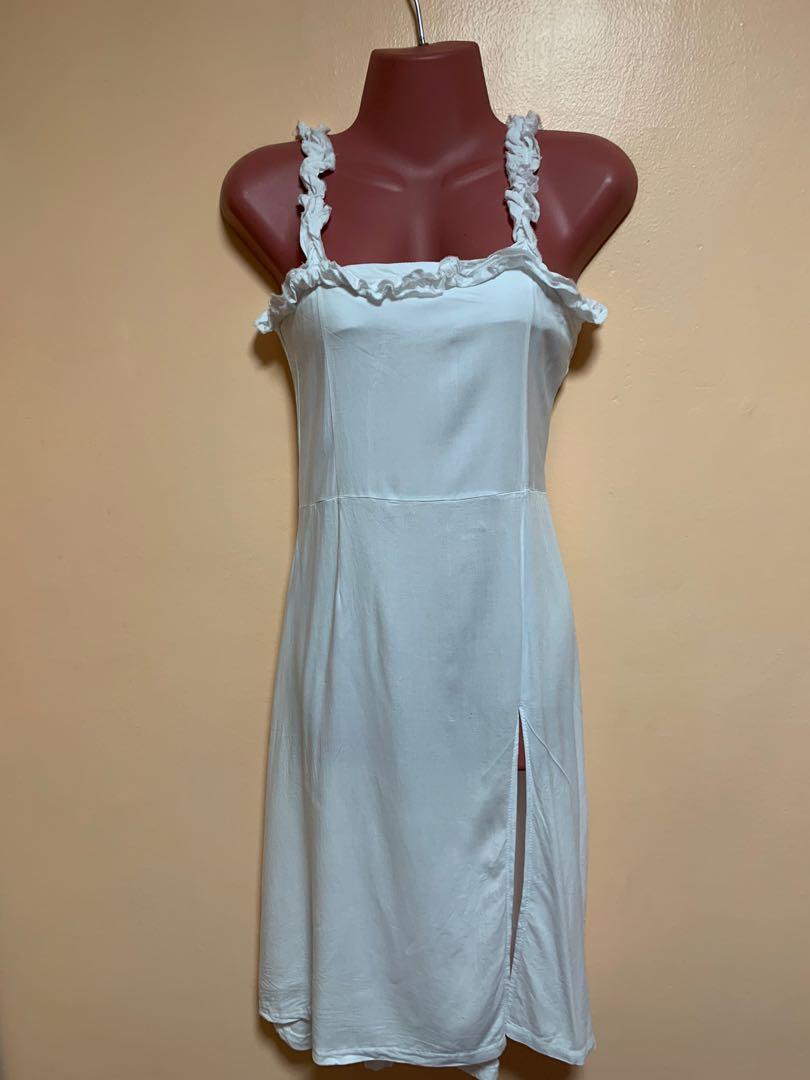 White Dress M-Semi L (Category: Dresses) located in Cavite. Submitted by jadeiris (Listing ID 1068555733, Image 3). Description: Super white to maganda sa beach. again hirap tumaba. carousell 📌 Like New po lahat mahilig lang talaga ko bumili ng damit. Decluttering from My closet. Mas madame na damit baby ko.😂😂😂😘 Clothes are preloved and well loved If clothes have a honest issues it is indicated in the picture. Some almost new. I’m changing m
