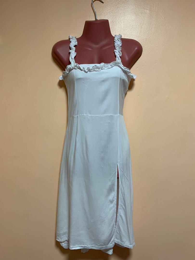 White Dress M-Semi L (Category: Dresses) located in Cavite. Submitted by jadeiris (Listing ID 1068555733, Image 1). Description: Super white to maganda sa beach. again hirap tumaba. carousell 📌 Like New po lahat mahilig lang talaga ko bumili ng damit. Decluttering from My closet. Mas madame na damit baby ko.😂😂😂😘 Clothes are preloved and well loved If clothes have a honest issues it is indicated in the picture. Some almost new. I’m changing m