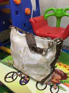 (Category: ) located in . Submitted by handbagbundlecollection (Listing ID 1072485876, Image 1). Description: .