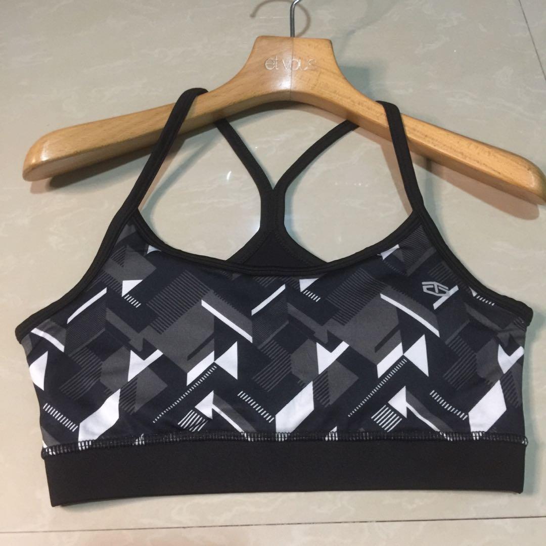 Original TAPOUT SportsBra (Category: Activewear) located in Manila. Submitted by yaalee (Listing ID 1072464267, Image 2). Description: Original TAPOUT SportsBra Size : Xs on tag (can fit up to small frame) Excellent used Condition/LIKE NEW💚😍 Check Photo details Mop:BPI/Gcash/Cebuana/Palawan Courier:Jrs Rider: Lalamove/Grab Location:Sampaloc Manila .