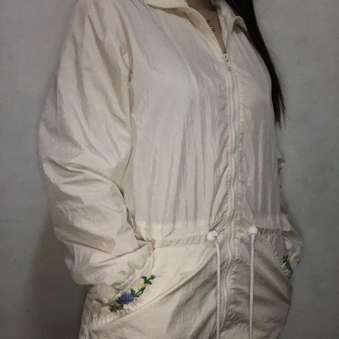 PEARL WHITE WINDBREAKER (Category: Coats, Jackets and Outerwear) located in San Juan City. Submitted by _thrifter (Listing ID 1072424577, Image 2). Description: .