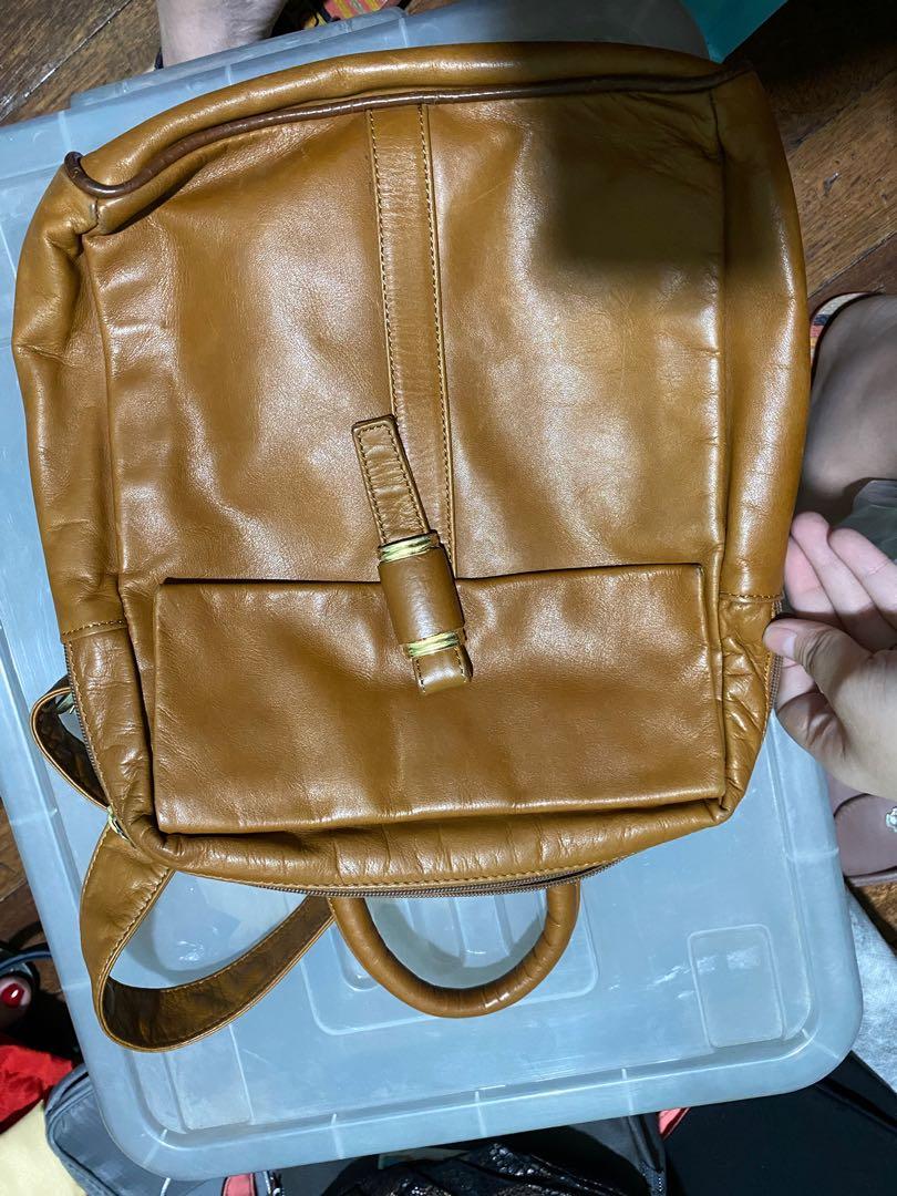 PRELOVED FRANCESCO BIASIA LEATHER BAG (Category: Backpacks) located in Manila. Submitted by dballison (Listing ID 1072448381, Image 3). Description: PRELOVED FRANCESCO BIASIA LEATHER BAG LEGIT LEATHER MAGANDA TALAGA. matagal na to nakatago pero maganda talaga quality. One sling na backpack (diko alam ano tawag) pero parang shoulderbag na backpack. .