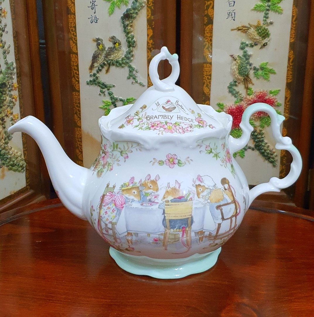 Royal Doulton Brambly Hedge Teapot (17cm x 23cm), Furniture & Home