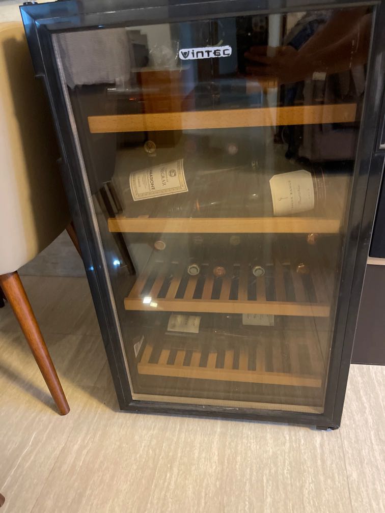 Vintec wine fridge, TV & Home Appliances, Kitchen Appliances, Wine