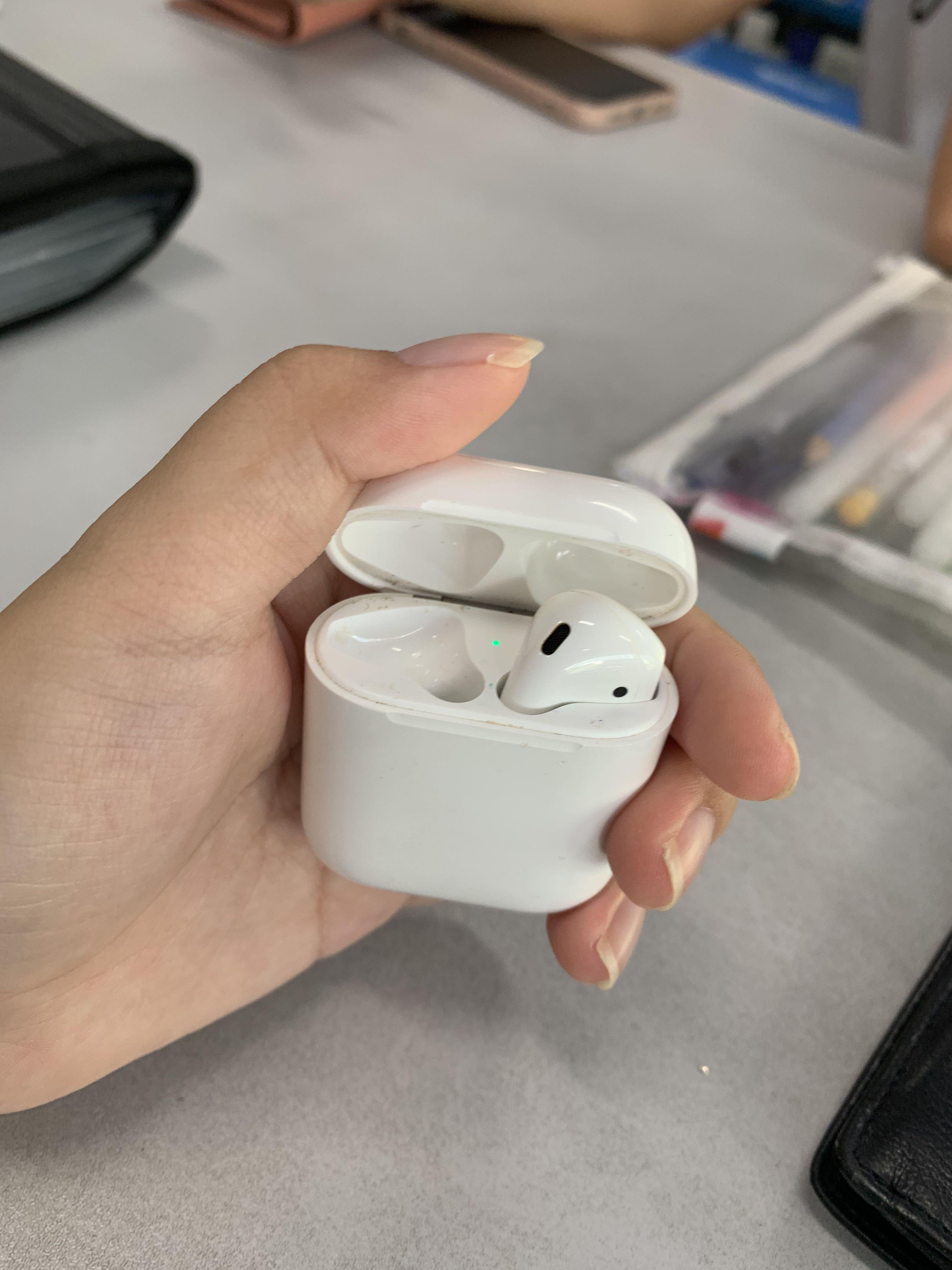 Apple Right Airpod Charging Case Gen 1 Electronics Audio On Carousell Find right airpod in canada | visit kijiji classifieds to buy, sell, or trade almost anything! carousell