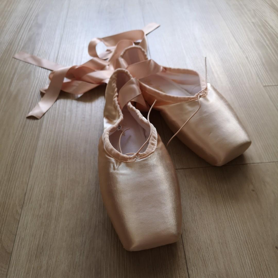 Day dance store pointe shoes