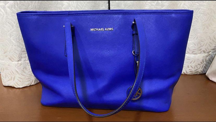 Michael Kors Selma Medium Crossbody Bag Neon Yellow Women Sling Bag,  Luxury, Bags & Wallets on Carousell