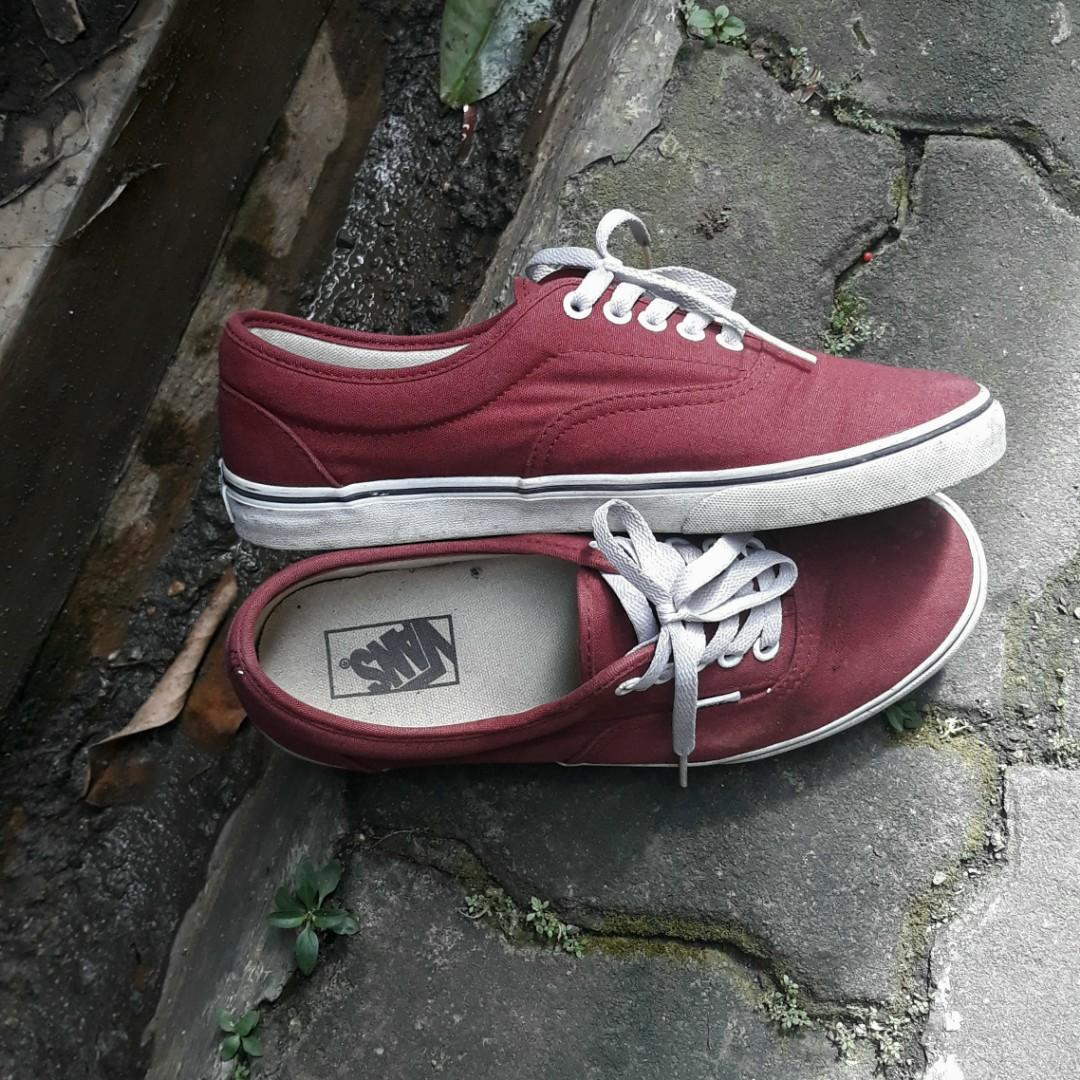 vans era maroon