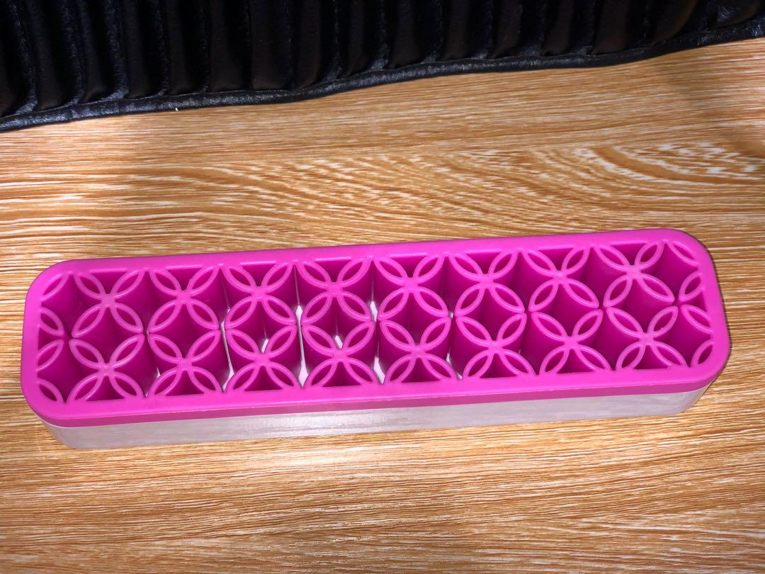 Brush organizer (Category: Makeup) located in Paranaque City. Submitted by gladkingphilippines (Listing ID 1074535634, Image 2). Description: .