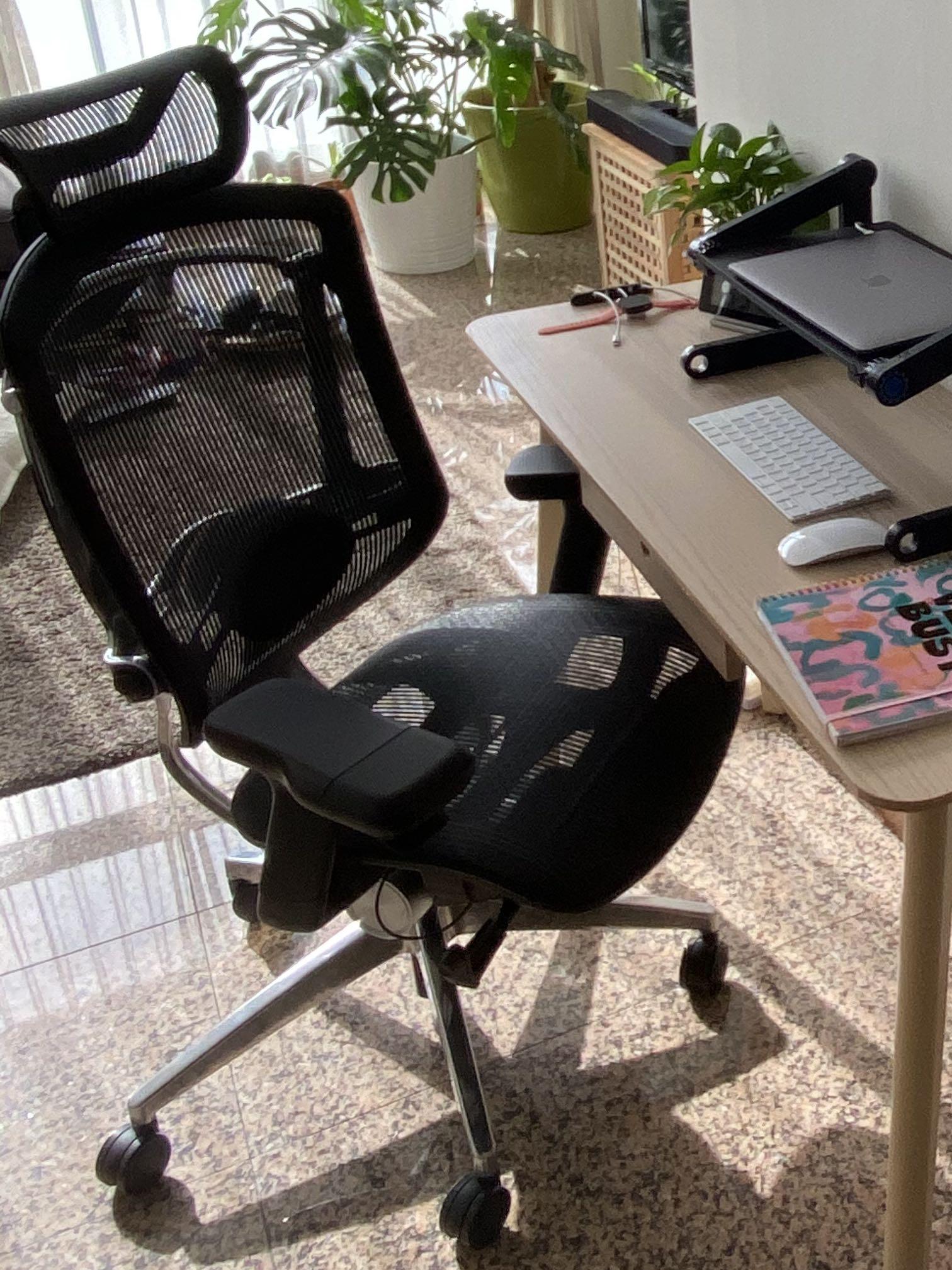 Neue chair headrest outlet