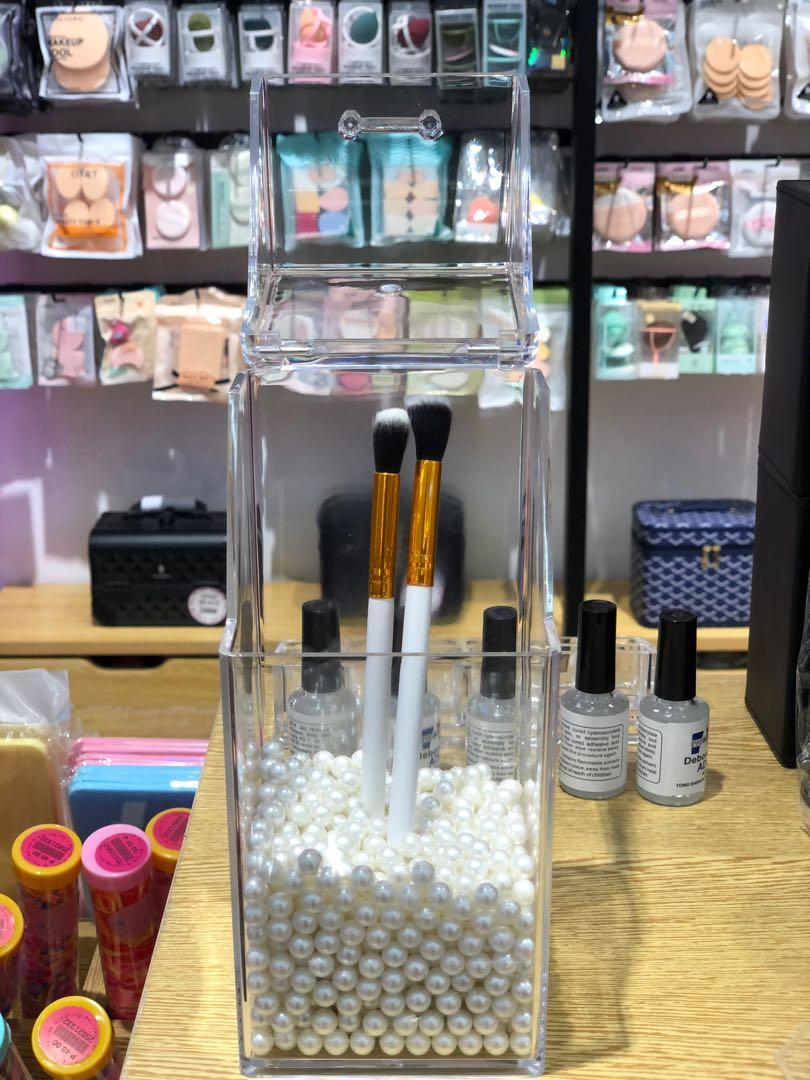 Pearl w/acrylic brush holder (Category: Makeup) located in Paranaque City. Submitted by gladkingphilippines (Listing ID 1074527469, Image 2). Description: .