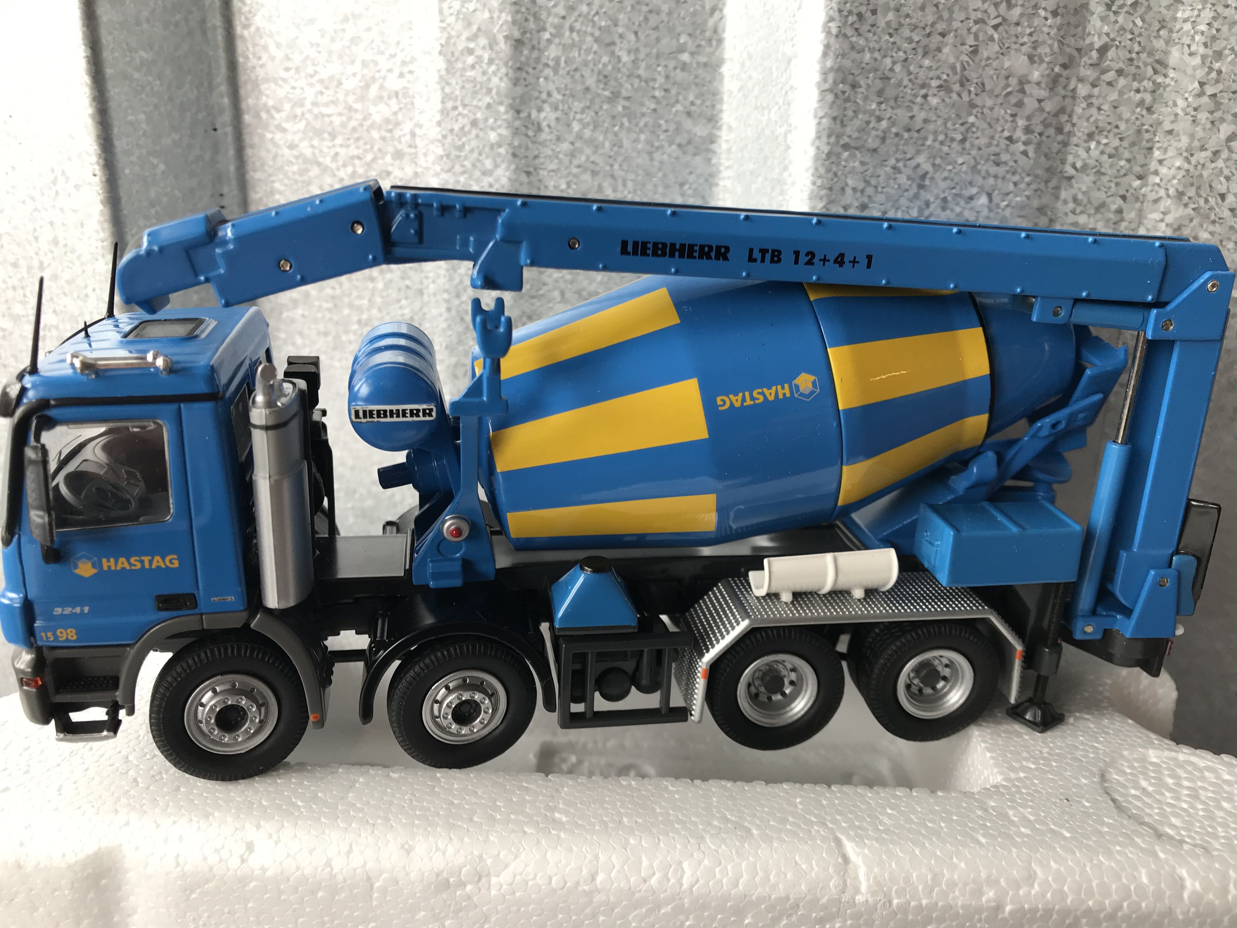 平讓全新NZG 1/50 Mercedes Benz Actros 8X4 藍夾黃色混凝土工程車