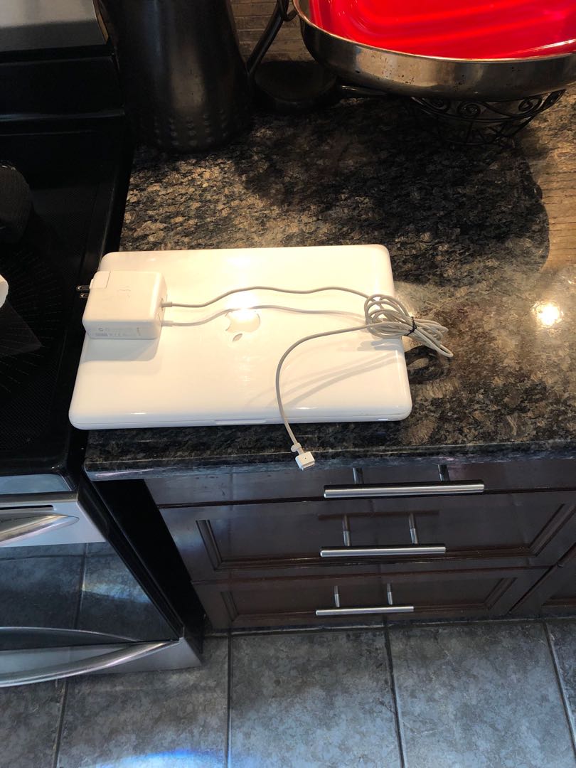 MacBook Mid 2010 With charger (Read Description)